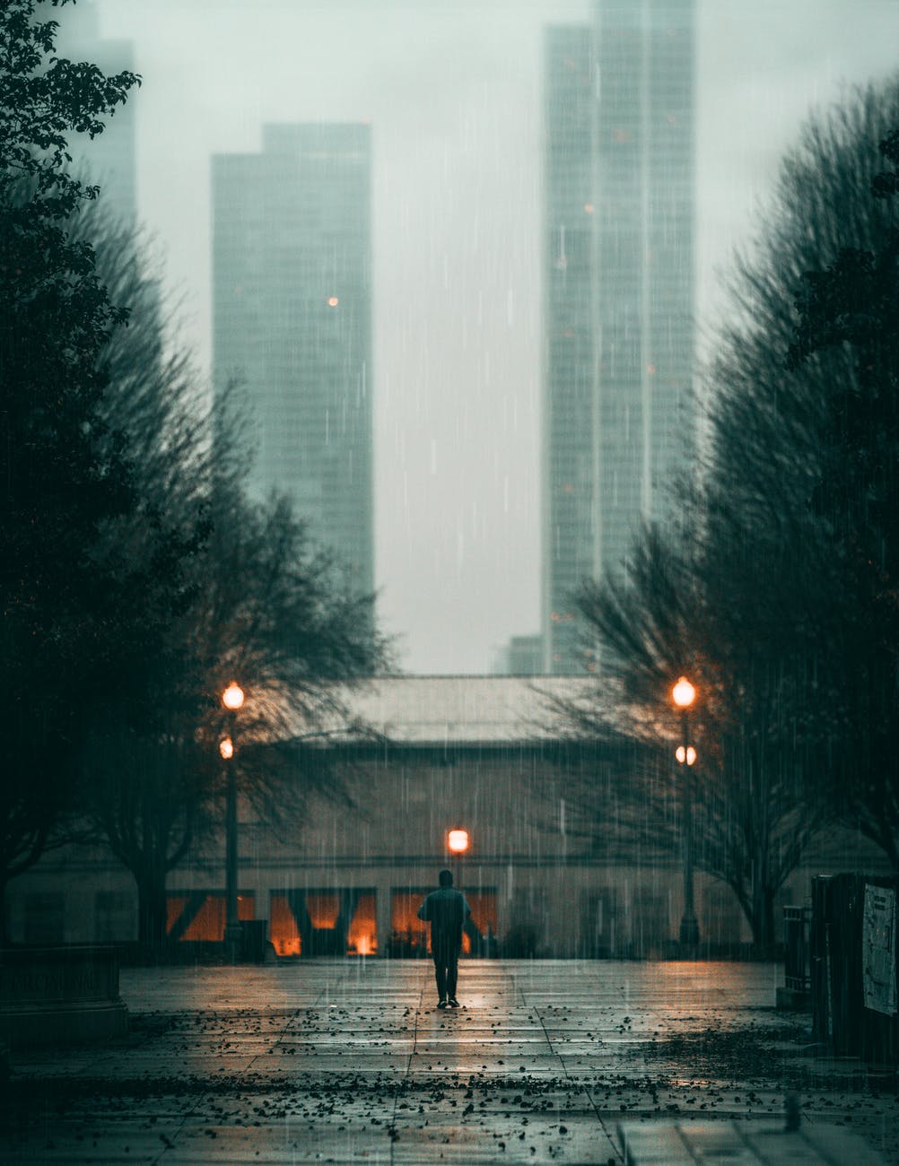 雨が降り肌寒い都会の様子